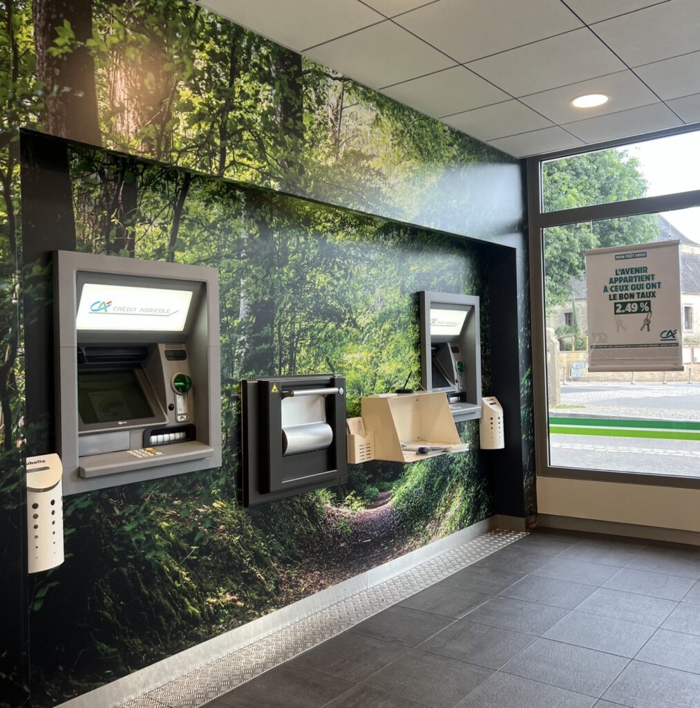 Distributeur automatique de billets du Crédit Agricole