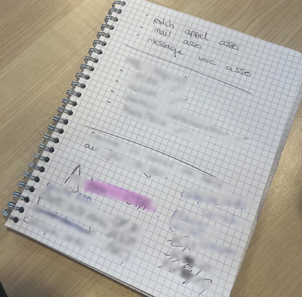 Carnet de note avec les informations client/asso