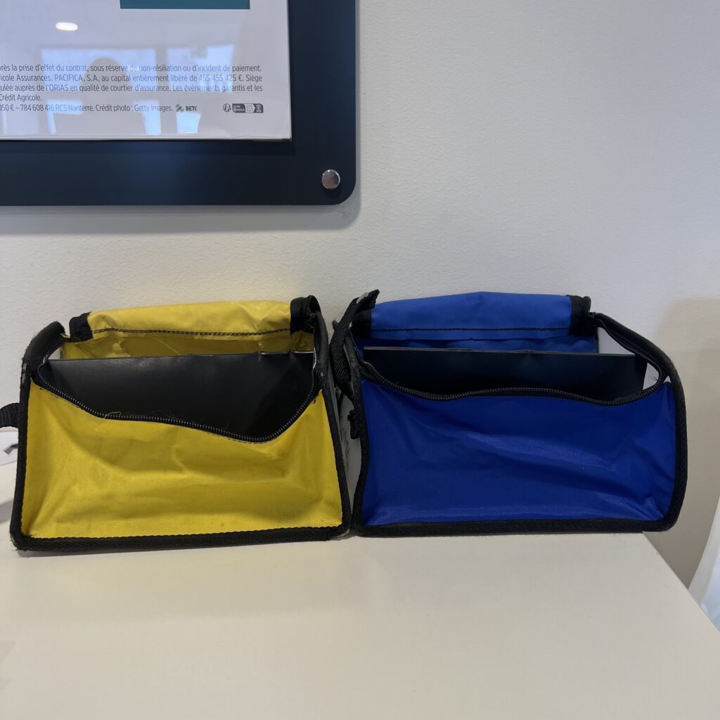 Pochette remise de cheque. Jaune: distributeur télétransmission, bleu: lambda