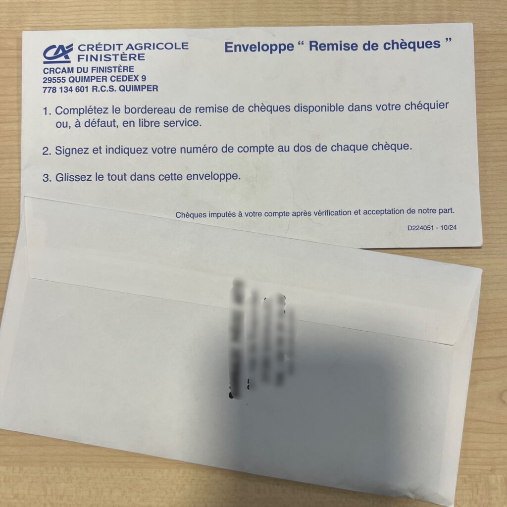 Enveloppes remise de chèques reçu le matin dans la BAL avec cachet ENT derrière